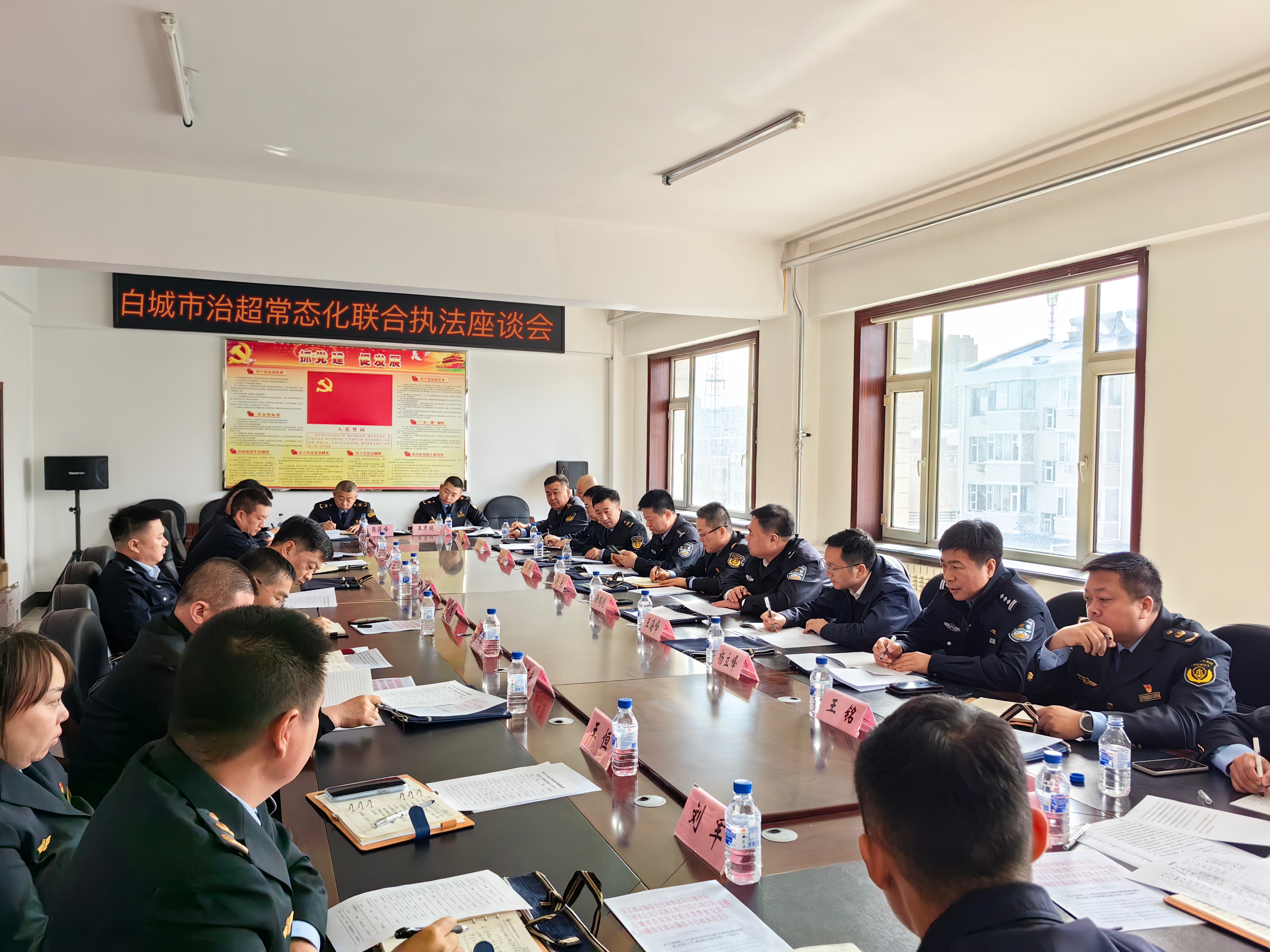 联合行动，常态治理 。重拳出击，畅通公路。