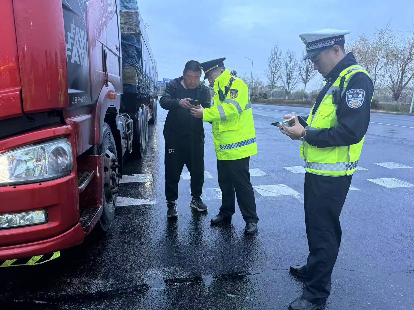 路警联合专项整治公路货运车辆超限超载成效显著